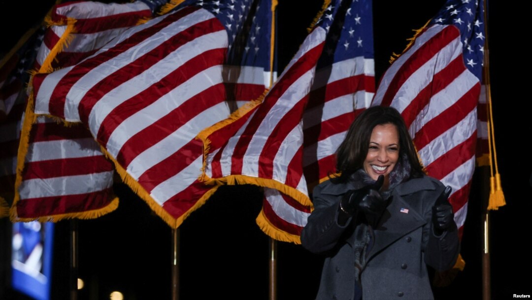 Kamala Harris, calon wakil presiden AS dari Partai Demokrat, mengacungkan dua jempol saat kampanye di Philadelphia, Pennsylvania, 2 November 2020. (Foto: Reuters)