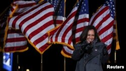 Kamala Harris, calon wakil presiden AS dari Partai Demokrat, mengacungkan dua jempol saat kampanye di Philadelphia, Pennsylvania, 2 November 2020. (Foto: Reuters)