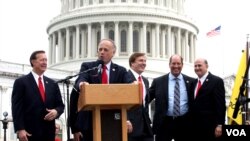 De izquierda a derecha, los congresistas republicanos Walter Jones (NC), Steve King (IA), John Fleming (LA), Ted Yoho (FL) y Louie Gohmert (TX). [Foto: Mitzi Macias, VOA].