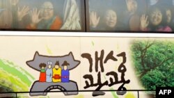 지난 2008년 11월 한국 파주에서 북한 개성으로 향하는 한국인 관광객들을 태운 버스가 출발하고 있다.