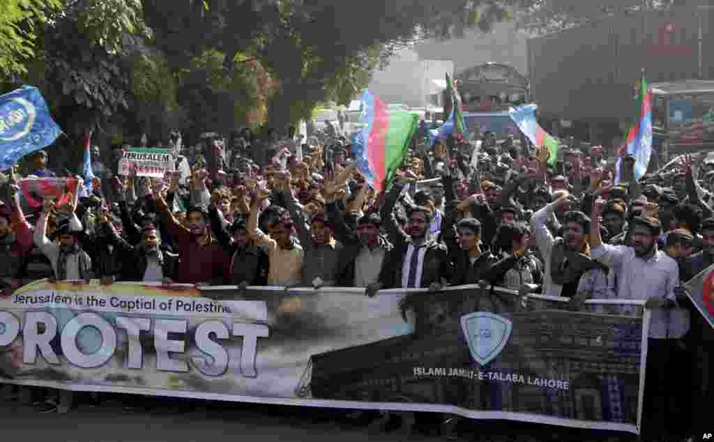 لاہور میں طلبہ تنظیموں کے کارکن امریکی فیصلے کے خلاف سراپا احتجاج ہیں