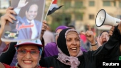 Les partisans du président égyptien Abdel Fattah el-Sissi, faisant la fête, sur la place Tahrir après les résultats de l'élections présidentielle au Caire, en Égypte, le 2 avril 2018.