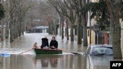 Des habitants de Villeneuve-Saint-Georges sur une barque, le 24 janvier 2018 (AFP PHOTO / Thomas Samson).