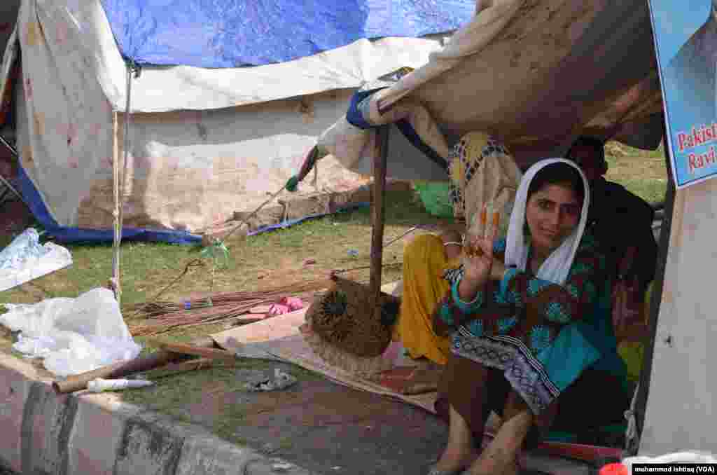 دھرنے کے شرکا کی وجہ سے وفاقی دارالحکومت کا یہ حصہ ایک خیمہ بستی کا منظر پیش کرتا ہے۔