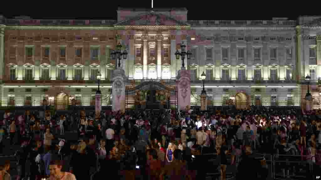 The London Eye on the banks of the Thames is lit up in red, blue and white to mark the birth of a baby boy to Prince William and Kate, Duchess of Cambridge, London, July 22, 2013.