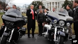 Президент Трамп з керівниками і профспілковцями компанії Harley-Davidson біля Білого дому 2 лютого 2017 р.