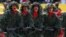 Miembros de un batallón de francotiradores venezolanos participan en el defile conmemorativo del primer aniversario de la muerte de Hugo Chávez.