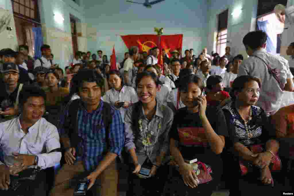 နိုင်ငံရေးအကျဉ်းသားတွေ ပြန်လည်လွတ်မြောက်
