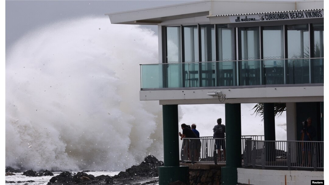 Ombak Besar di Currumbin Vikings Surf Club sebelum datangnya Siklon Alfred, di Gold Coast, Australia, 6 Maret 2025. (Foto: AAP Image/Jason O'Brien via REUTERS)