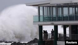 Ombak Besar di Currumbin Vikings Surf Club sebelum datangnya Siklon Alfred, di Gold Coast, Australia, 6 Maret 2025. (Foto: AAP Image/Jason O'Brien via REUTERS)