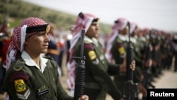 Des soldats jordaniens lors des funérails du capitaine Rashed Zyoud, qui a été tué lors d'un raid de l'État islamique, à Zarqa, Jordanie, le 2 mars 2016.