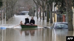 Kota kecil Villeneuve-Saint-Georges di pinggiran Paris, Perancis terendam oleh banjir sejak beberapa hari lalu (24/1). 