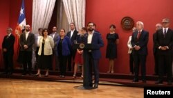 El presidente de Chile, Gabriel Boric, pronuncia un discurso después de una reorganización del gabinete en la casa de gobierno, en Santiago de Chile, el 10 de marzo de 2023. 