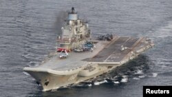 ເຮືອບັນທຸກເຮືອບິນ Admiral Kuznetsov ຂອງ ຣັດເຊຍ ເດີນທາງໃນໜ້ານ້ຳ ນອກຊາຍຝັ່ງທາງພາກເໜືອຂອງປະເທດ ນໍເວ. 17 ຕຸລາ, 2016.