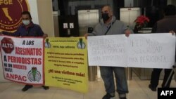 Manifestantes del sector de los medios de comunicación en Tijuana, México exigen justicia por el fotoperiodista asesinado Margarito Martínez y que la investigación priorice su trabajo como móvil del crimen. [Foto de archivo]