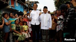 Presiden Joko Widodo dan Ma'ruf Amin setelah mendeklarasikan kemenangan pilpres 2019 di Jakarta, Selasa, 21 Mei 2019. (Foto: Reuters)