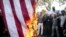 Un grupo de iraníes quema una bandera estadounidense en el aniversario del asalto a la Embajada de Estados Unidos en Teherán, Irán. 4 noviembre 2018. Tasnim News Agency / entrega vía Reuters.