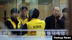 북한이 12일 3차 핵실험을 강행한 가운데 상황실에 모인 원자력안전기술원 연구원들.