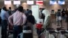 Para penumpang menunggu pengumuman penerbangan dari bandara internasional Toronto, Kanada ke bandara Riyadh, Saudi Arabia (foto: ilustrasi). 