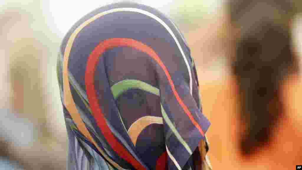 Seorang korban kekerasan seksual berpartisipasi dalam &#39;Parade untuk Martabat (Harga Diri)&#39; di kota Mumbai, India.