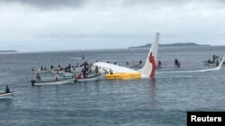 En un principio la aerolínea Air Niugini informó que todos los pasajeros y miembros de la tripulación evacuaron la aeronave a salvo. 