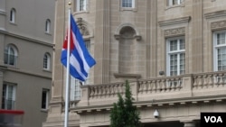 Kubanska zastava ispred ambasade te zemlje u Vašingtonu