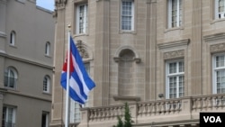 Bandeira cubana hasteada em Washington