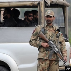 A Pakistani army soldier stands guard at a checkpoint in the garrison city of Rawalpindi, 05 Dec 2009