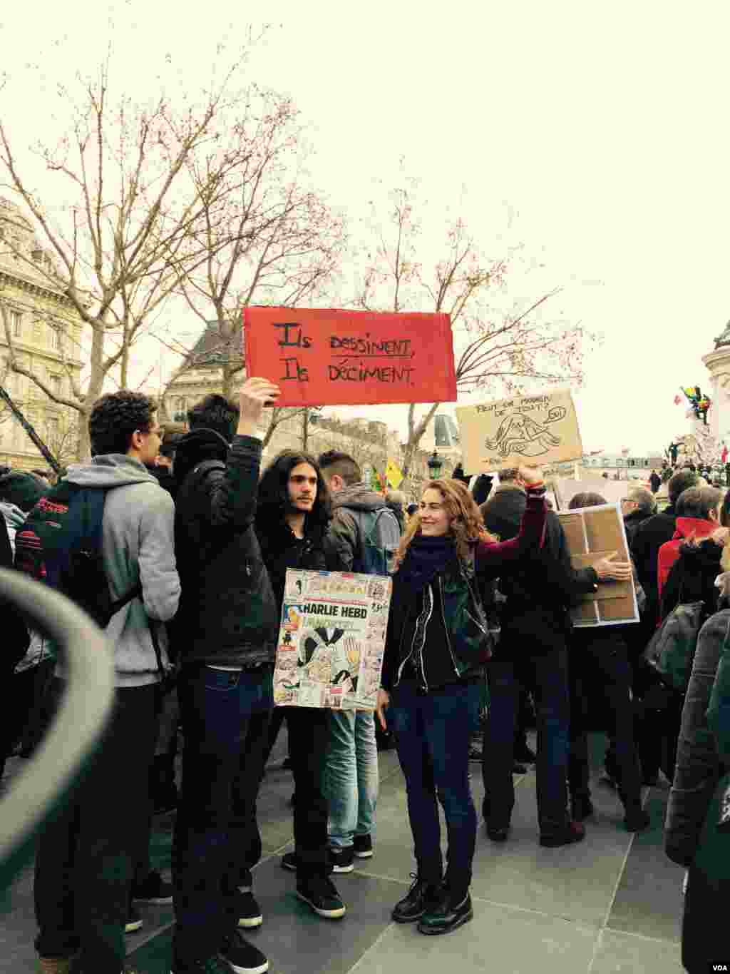 حضور جوانان در راهپيمايی گسترده خمبستگی ملی پاريس با در دست گرفتن پلاکاردهای مختلف در احترام به ياد قربانيان شارلی ابدو&nbsp;​&nbsp;-- ۲۱ دی ۱۳۹۳ (۱۱ ژانويه ۲۰۱۵)&nbsp;​&nbsp;​عکس از محمد حسن مقصودلو، خبرنگار/عکاس بخش فارسی صدای آمريکا در پاريس