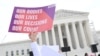 Activistas pro-aborto se manifiestan por "derechos reproductivos y atención de emergencia para el aborto" frente a la Corte Suprema de Estados Unidos mientras escucha los argumentos en el caso Moyle vs EEUU, en Washington, DC, el 24 de abril de 2024.