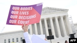 Activistas pro-aborto se manifiestan por "derechos reproductivos y atención de emergencia para el aborto" frente a la Corte Suprema de Estados Unidos mientras escucha los argumentos en el caso Moyle vs EEUU, en Washington, DC, el 24 de abril de 2024.