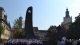 День незалежності у Львові почався з молебену&nbsp;за країну&nbsp;в усіх церквах міста та виконанням гімну &quot;Ще не вмерла України..&quot; біля пам&#39;ятника Тарасу Шевченку.