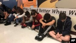 Para pelajar SMU Seminole di Plantation, Florida mengheningkan cipta untuk mengenang setahun insiden penembakan di SMU Marjory Stoneman Douglas yang terjadi 14 Februari tahun lalu (foto: ilustrasi).