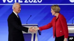 Senator Elizabeth Warren (kanan) dan mantan Wapres Joe Biden (foto: dok). 