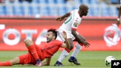 Yacouba Coulibaly, du Burkina Faso, à droite, efface Taha Yassine Khenissi de la Tunisie, lors d’un match des Quarts de finale de la CAN 2017 entre la Tunisie et le Burkina Faso au Stade de l’Amitié, à Libreville, Gabon, 28 janvier 2017. 