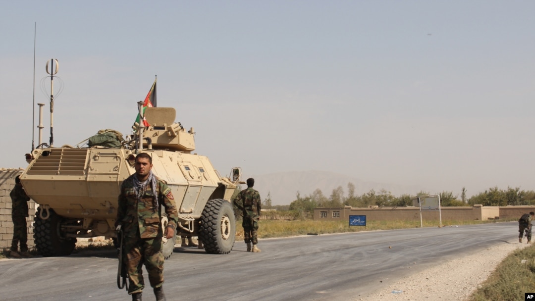 د کندوز اوسېدونکو وئيلي چې د ښار په خواؤشا کې د طالبانو او پوځ ترمينځ جګړه روانه ده کله افغان ځواکونه مخکې کيږي او کله طالبان .