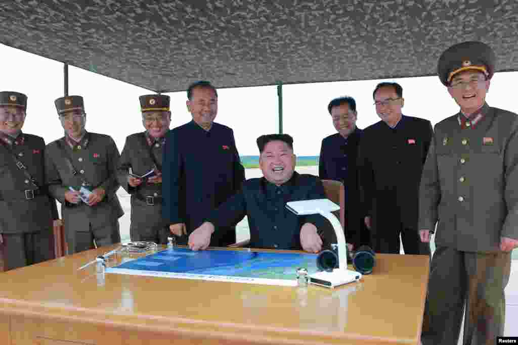 북한은 김정은 국무위원장이 지도하는 가운데 화성-12 탄도미사일 발사 훈련을 실시했다고, 관영 '조선중앙통신'이 30일 보도했다.