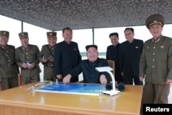 북한은 김정은 국무위원장이 지도하는 가운데 화성-12 탄도미사일 발사 훈련을 실시했다고, 관영 '조선중앙통신'이 30일 보도했다.