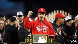 Tony La Russa es el único mánager de las Ligas Mayores en ganar múltiples banderines en la Liga Americana y Nacional.