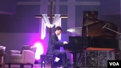 지난 25일 탈북자 피아니스트 김철웅 교수가 미국 워싱턴 인근 열린문장로교회에서 열린 토크콘서트에서 연주하고 있다.