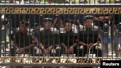 Cảnh sát chống bạo loạn gác trước trụ sở quốc hội ở Cairo hôm 10/7/12