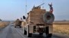 Un convoy militar estadounidense llega cerca de Dahuk, Irak, el lunes, 21 de octubre, de 2019.