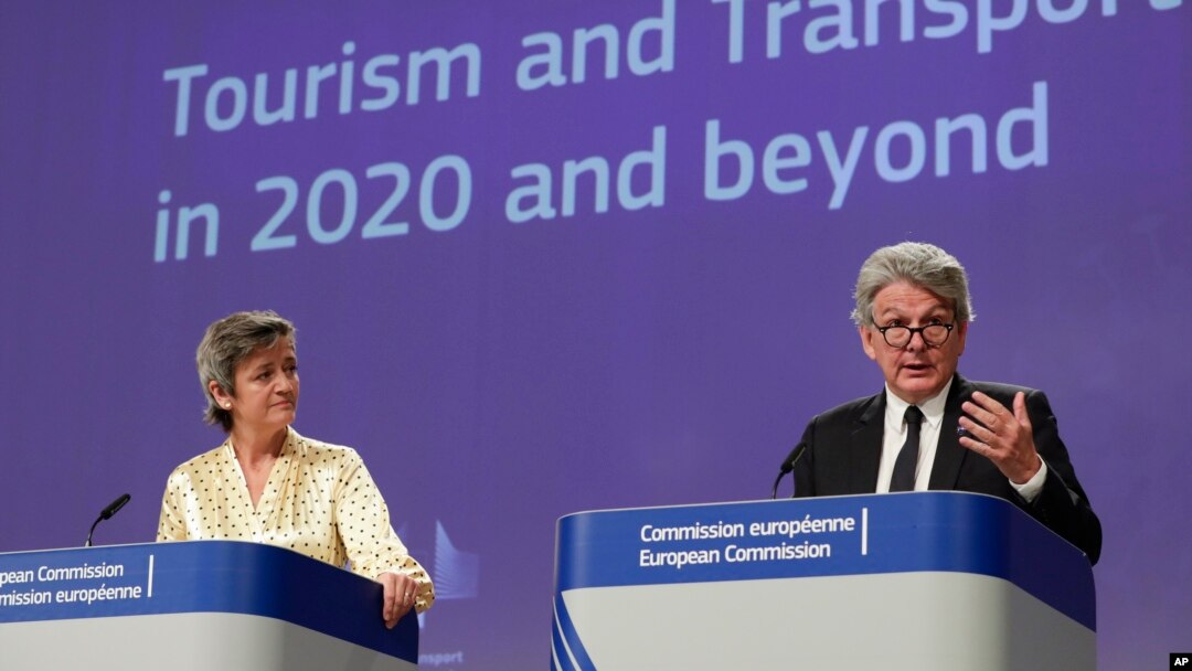 Wapres Komisi Eropa Margrethe Vestager dan pejabat Komisi Eropa untuk Pasar Internal Thierry Breton dalam konferensi pers di Brussels, Belgia Rabu (13/5). 