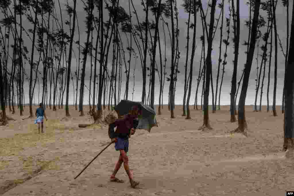 A Bangladeshi villager evacuates to a cyclone shelter on the coast in Cox&#39;s Bazar district.