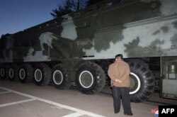 Pemimpin Korea Utara Kim Jong Un memeriksa status persiapan peluncuran rudal balistik antarbenua (ICBM) Hwasongpho-18 (Foto: KCNA via KNS)