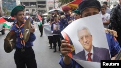 팔레스타인 요르단강 서안 도시 나블루스에서 지난 2일 마흐무드 압바스 자치정부 수반을 지지하는 집회가 열렸다. 압바스 수반은 전날 유엔 정식 가입을 추진할 거라고 선언했다.