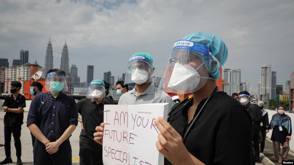 Các bác sĩ tuần hành ở thủ đô Kuala Lumpur, Malaysia, ngày 26/7/2021.