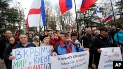 우크라이나 크림 자치공화국 친 러시아계 주민들이 6일 심페로폴의 자치공화국 의회 앞에서 러시아와의 합병을 요구하는 시위를 벌이고 있다.