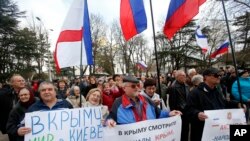 Kırım yerel parlamentosu önünde referandum kararını destekleyen Rusya yanlısı göstericiler