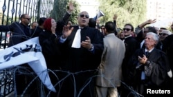 Des avocats tunisiens manifestent contre la proposition du gouvernement devant le Parlement à Tunis, Tunisie, le 23 novembre 2016.